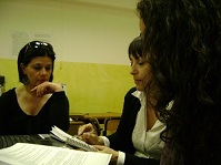 <p>Le docenti Giusy Orsolillo e Michela Proietti assistite dal tutor.</p>